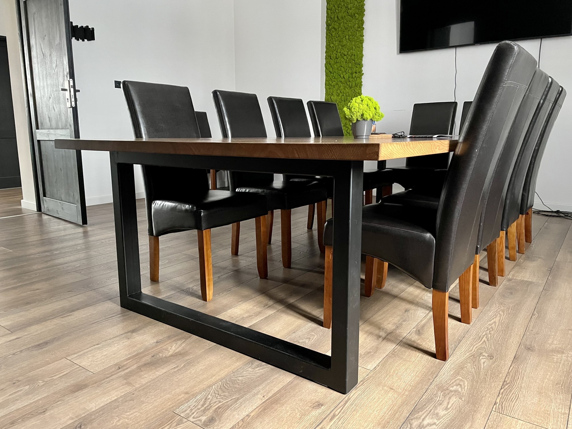 Stół konferencyjny na stalowych nogach